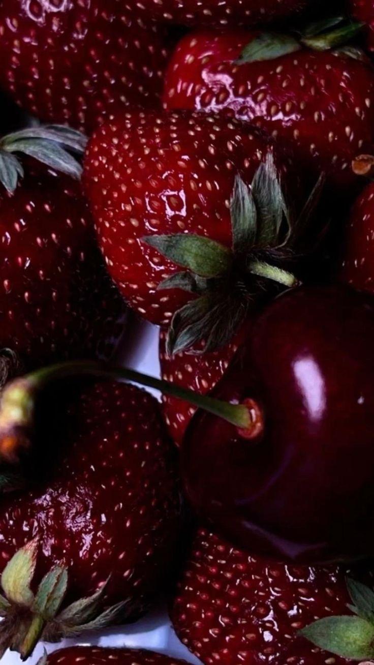 Berrylicious Bounty: Handpicked Farm Freshness
